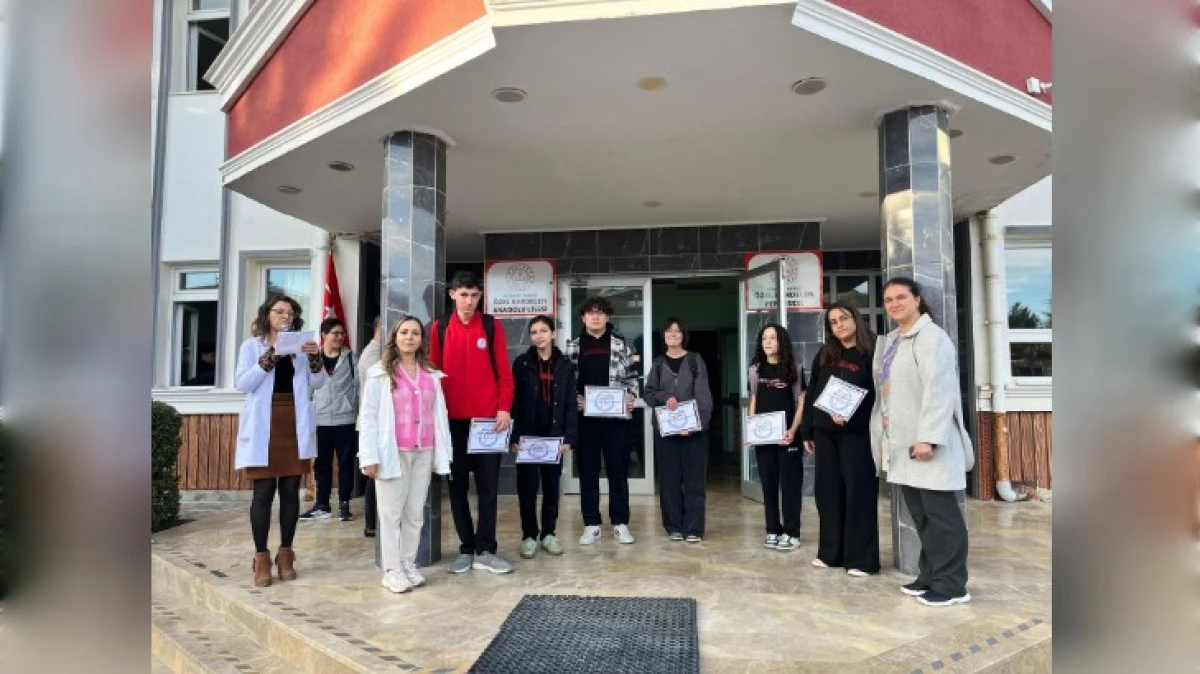 KARDELEN KOLEJİNDE ÖĞRENCİLER ÖDÜLLERİNİ ALDI 