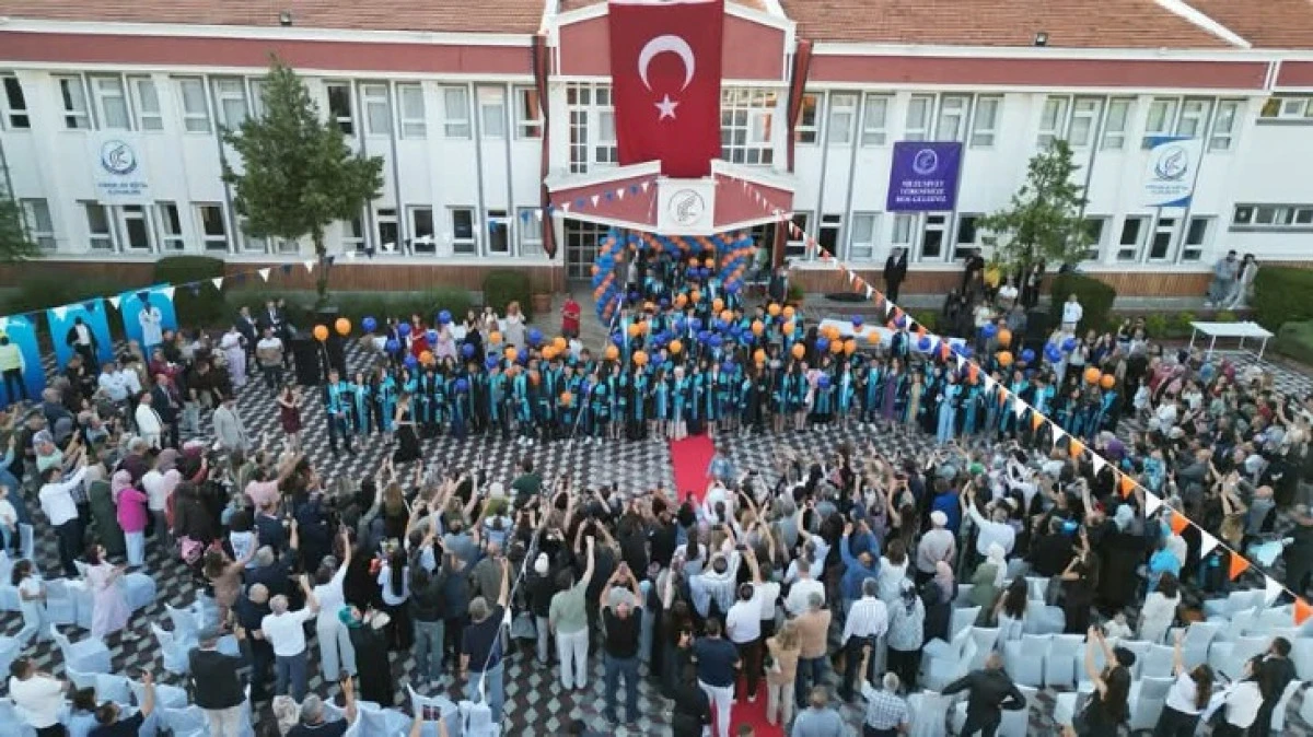 Kardelenli 12. sınıflar g&ouml;rkemli bir t&ouml;renle mezun oldu