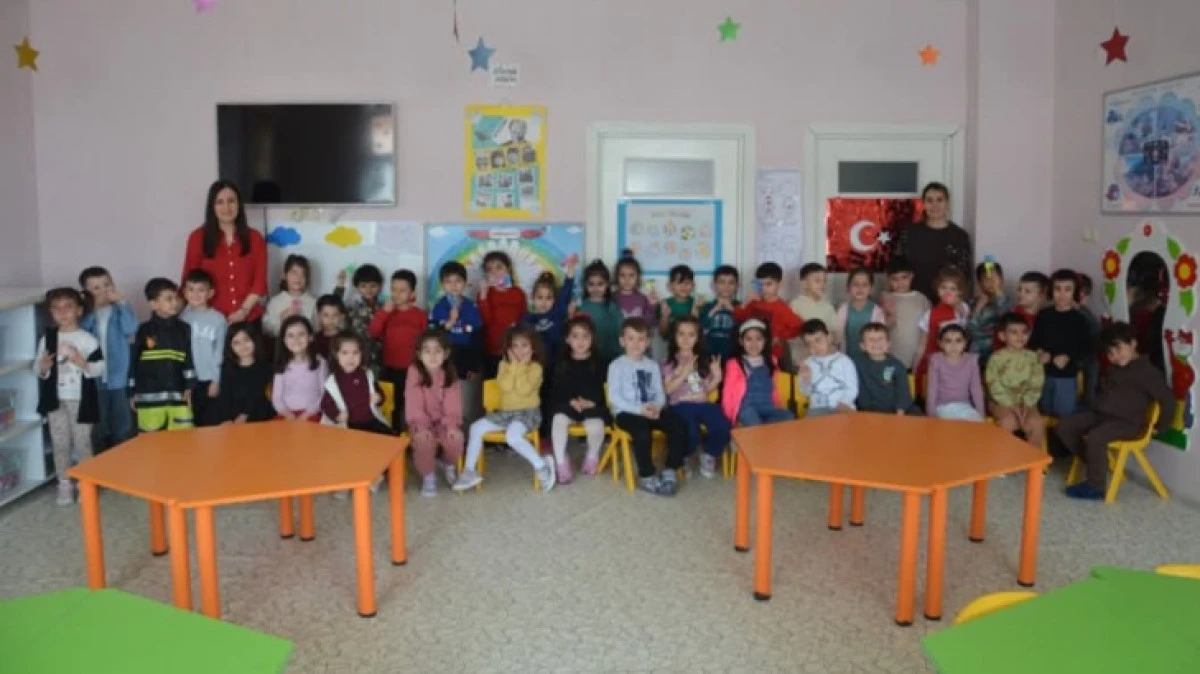 Kardelenli minikler okulda bayram geleneğini yaşattı