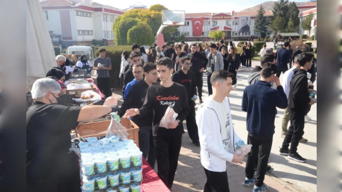 KARDELEN'Lİ ÖĞRENCİLERE KÖFTE EKMEK SÜRPRİZİ 
