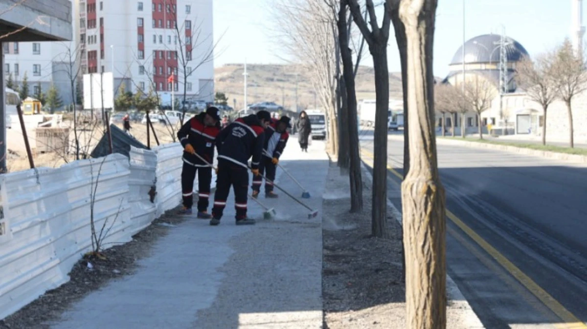 MAHALLE BAŞTAN AŞAĞI TEMİZLENDİ 