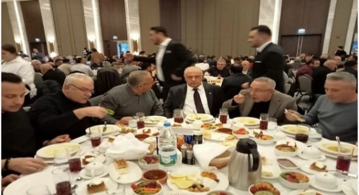 MEHMET ALİ &Ouml;BEKLİ İFTAR YEMEĞİ VERDİ 