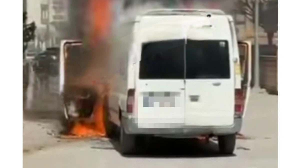 MİNİB&Uuml;S BİR ANDA ALEV TOPUNA D&Ouml;ND&Uuml; 