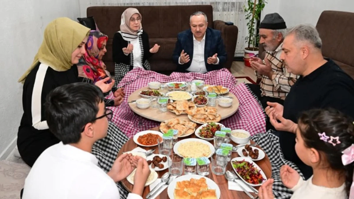 NEVŞEHİR VALİSİ ALİ FİDAN YER SOFRASINDA İFTARINI A&Ccedil;TI 