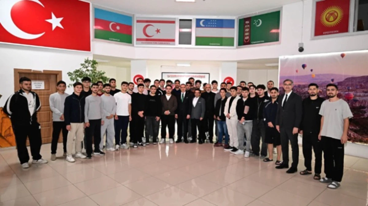 NEVŞEHİR VALİSİ H&Uuml;SEYİN K&Ouml;K, HACI BEKTAŞ VELİ ERKEK &Ouml;ĞRENCİ YURDU&rsquo;NDA GEN&Ccedil;LERLE BULUŞTU