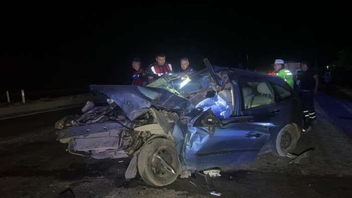  Otomobil İle Kamyon Çarpıştı: 1 Ölü, 2 Yaralı