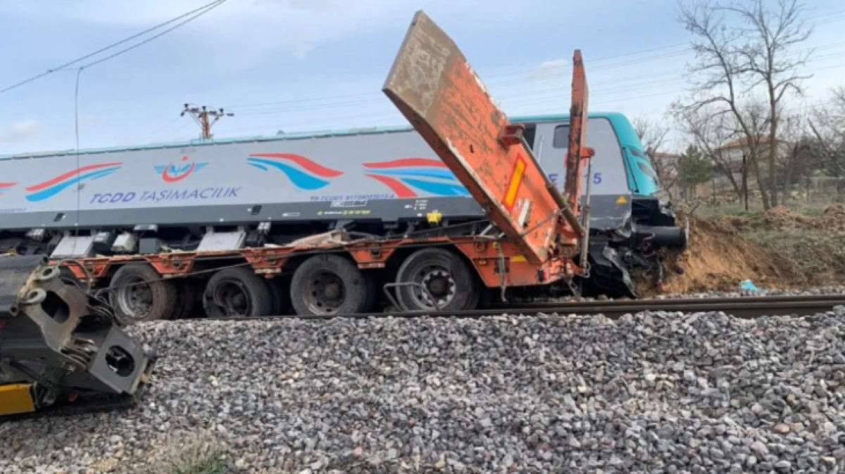 NEVŞEHİR'DE TREN TIR'A &Ccedil;ARPTI 
