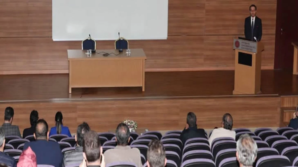 NEV&Uuml; İDARİ PERSONELINE &ldquo;KİŞİSEL VERİLERİN KORUNMASI&rdquo; KONULU KONFERANS VERİLDİ