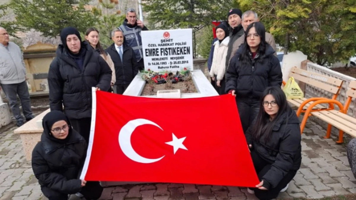 &Ouml;ĞRENCİLER ŞEHİDİMİZİ KABRİ BAŞINDA ANDI 