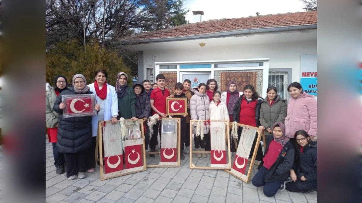 &Ouml;ĞRENCİLER T&Uuml;RK BAYRAĞI İ&Ccedil;İN İLMEK ATTI 