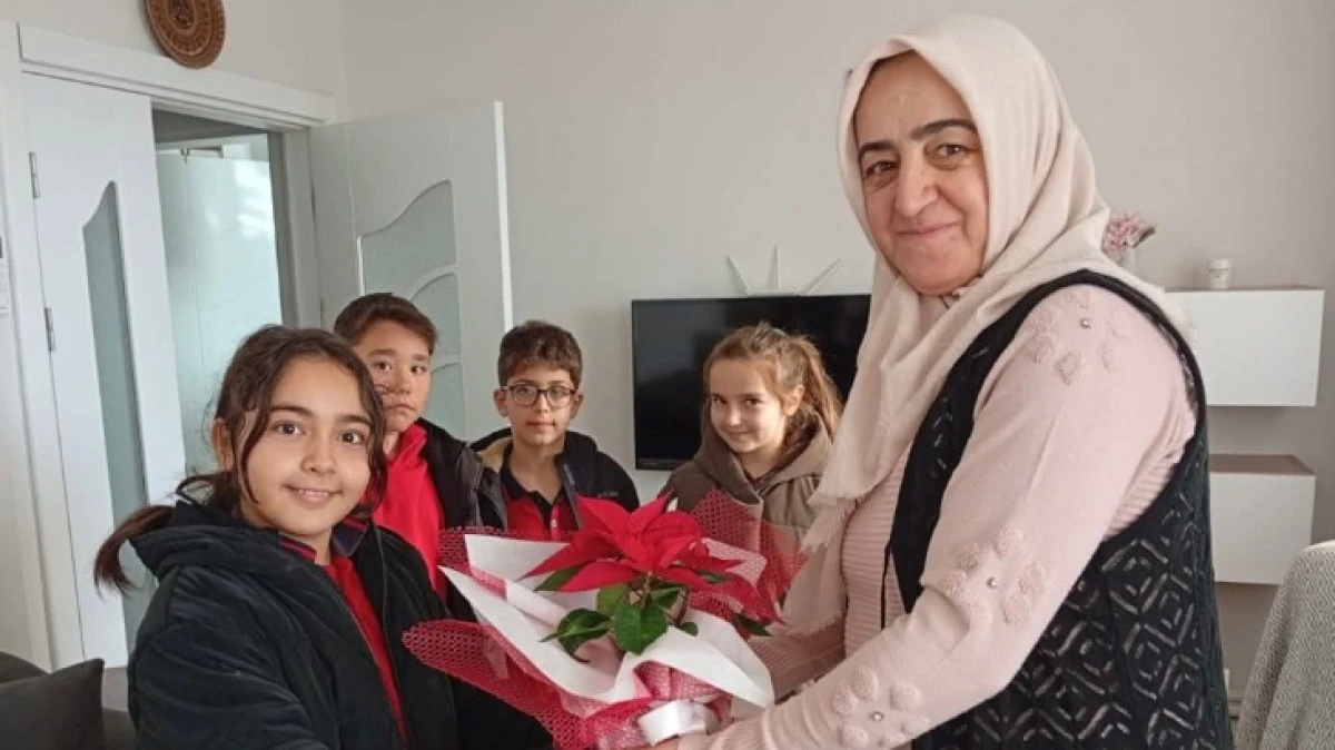 &Ouml;ĞRETMEN, &Ouml;ĞRENCİLER EMEKLİ &Ouml;ĞRETMENLER VE ŞEHİT AİLELERİNİ ZİYARET ETTİ 