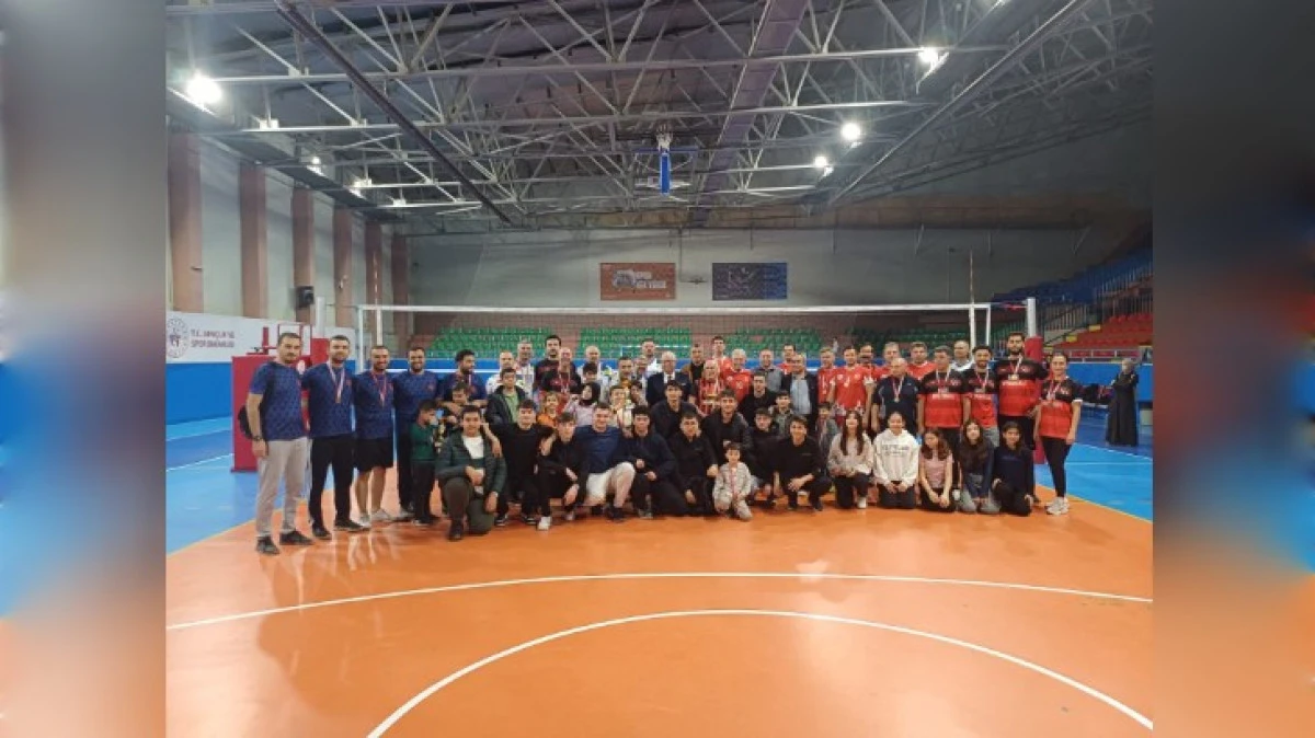 ÖĞRETMENLER VOLEYBOLDA MÜCADELE ETTİ 