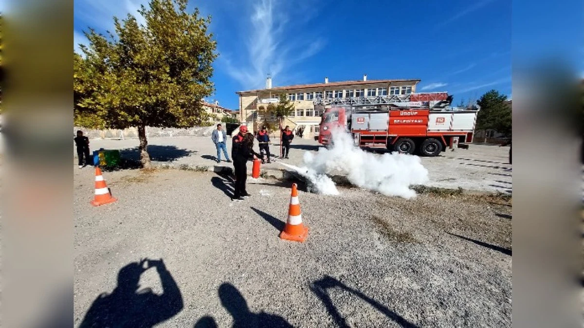 OKULDA YANGIN TATBİKATI NEFES KESTİ 