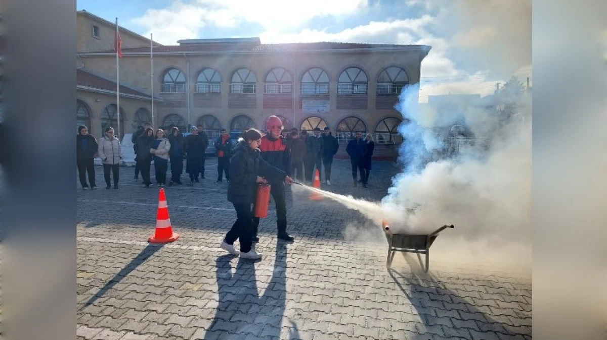 OKULDA YANGIN TATBİKATI NEFES KESTİ 