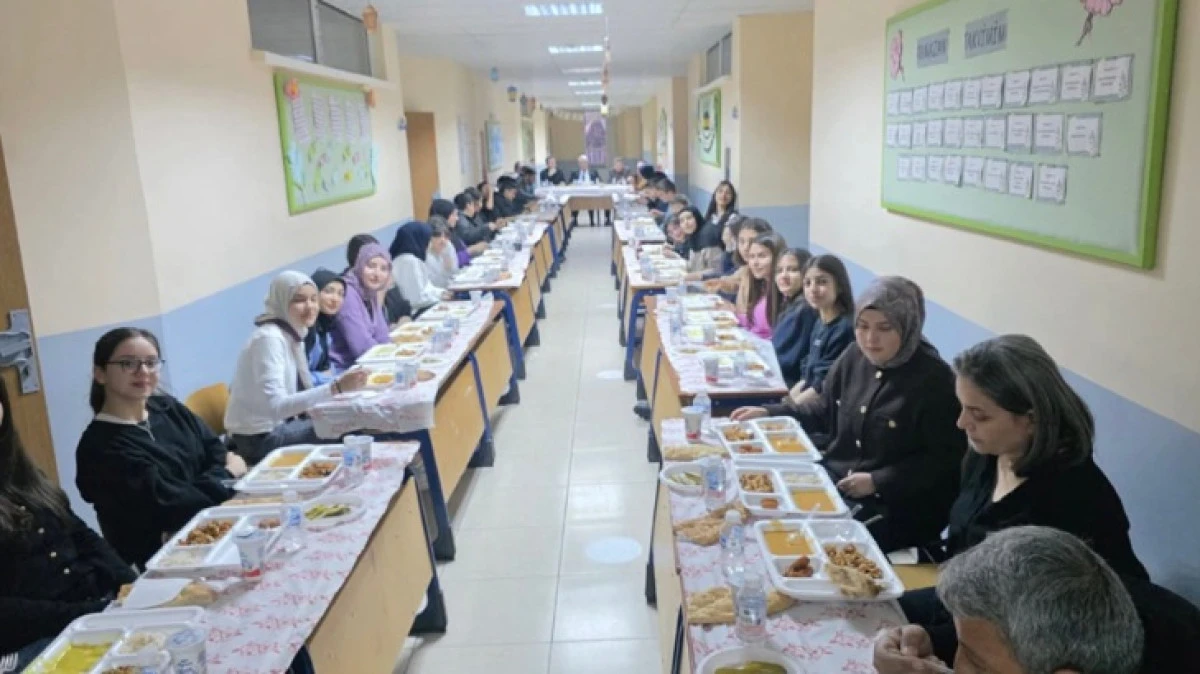 OKULLARDA İFTAR VERİLDİ 