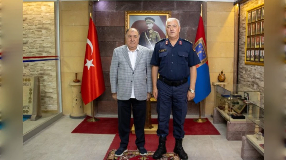 PARMAKSIZ KOMUTANI ZİYARET ETTİ 