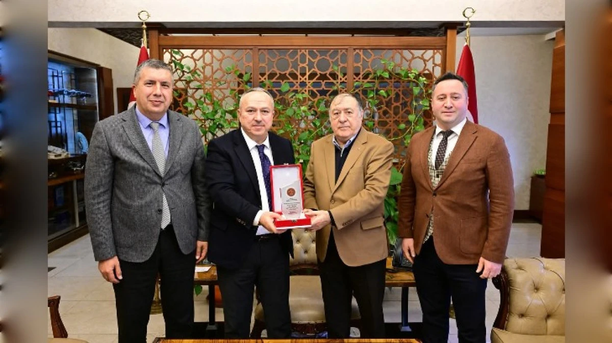 PARMAKSIZ'A TEŞEKK&Uuml;R PLAKETİ VERİLDİ 