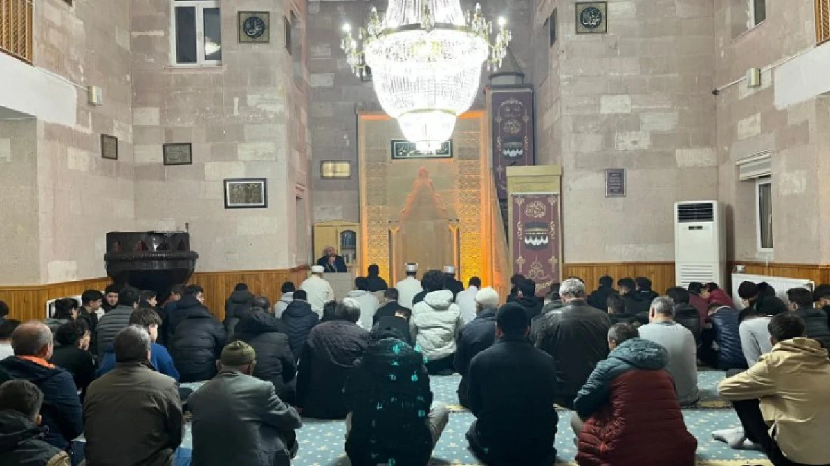 SABAH NAMAZINDA CAMİİ DOLDU TAŞTI 