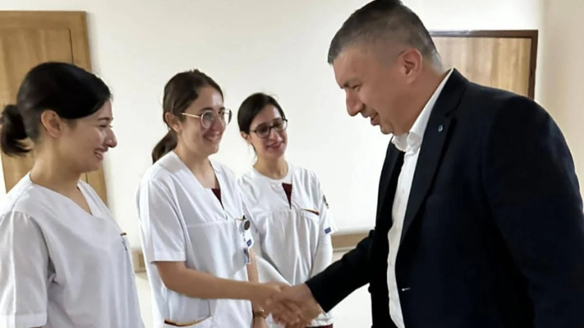 SAĞLIK M&Uuml;D&Uuml;R&Uuml; HEMŞİRE VE EBELERE &Ccedil;İ&Ccedil;EK HEDİYE ETTİ 