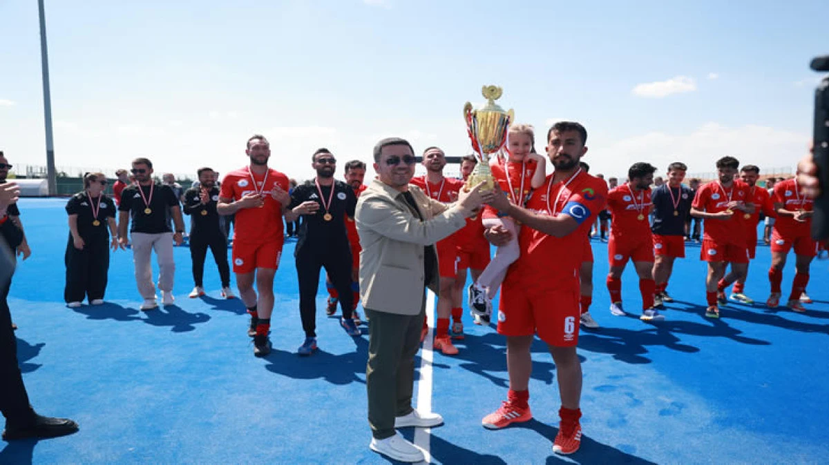 ŞAMPİYON HOKEY TAKIMI ROMA YOLCUSU 