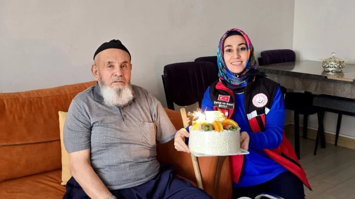 ŞEHİT BABASI İ&Ccedil;İN DOĞUM G&Uuml;N&Uuml; KUTLAMASI YAPILDI 