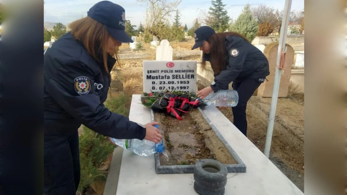 ŞEHİT POLİS KABRİ BAŞINDA ANILDI 