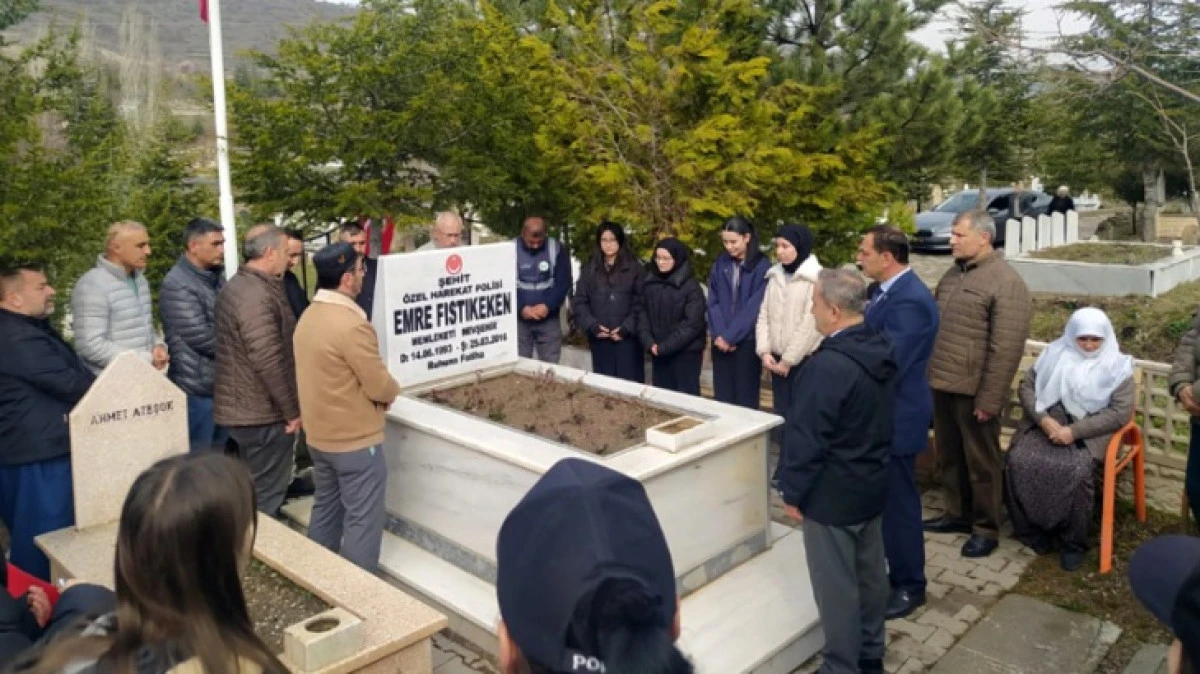 ŞEHİT POLİS MEMURU KABRİ BAŞINDA ANILDI 