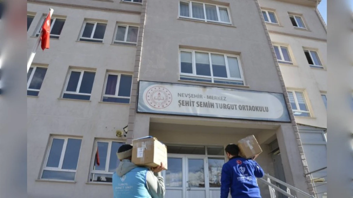 TDV ÖĞRENCİLER İÇİN OKULLARA KUR'AN'I KERİM TESLİM EDİYOR