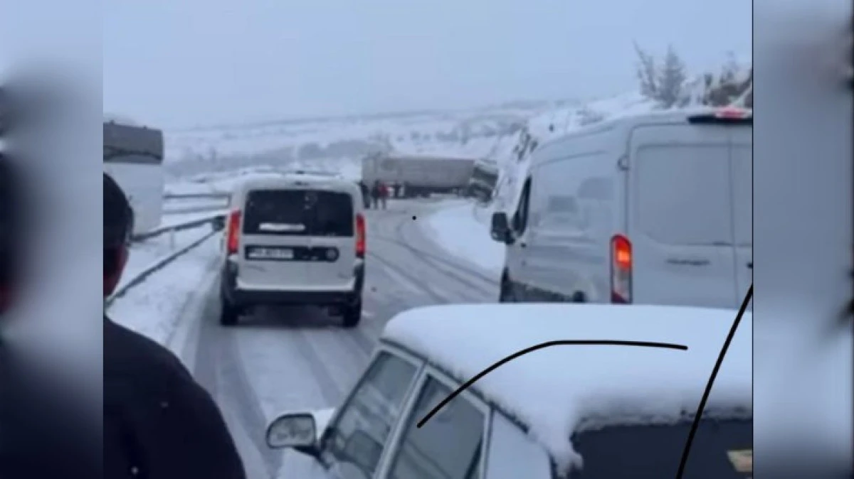 TIR KAYDI YOL TRAFİĞE KAPANDI 