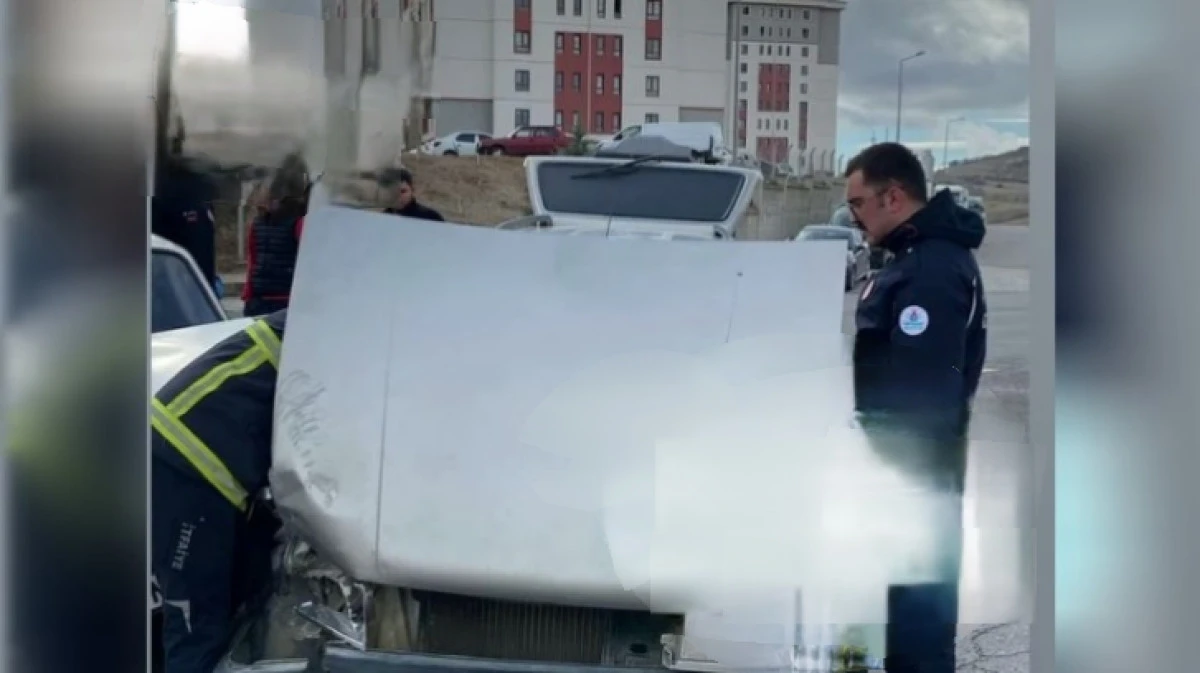 TRAFİK KAZASI İKİ ARA&Ccedil; &Ccedil;ARPIŞTI 