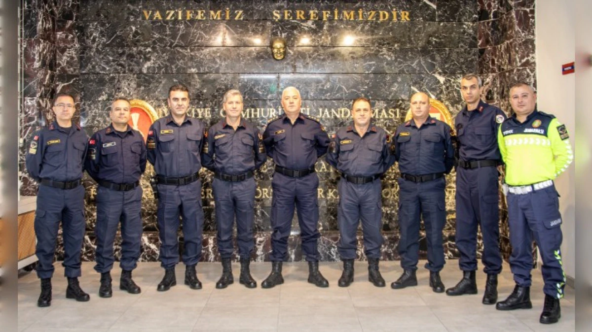 UZMAN JANDARMALAR GÜNÜNDE ALAY KOMUTANINI ZİYARET ETTİLLER 