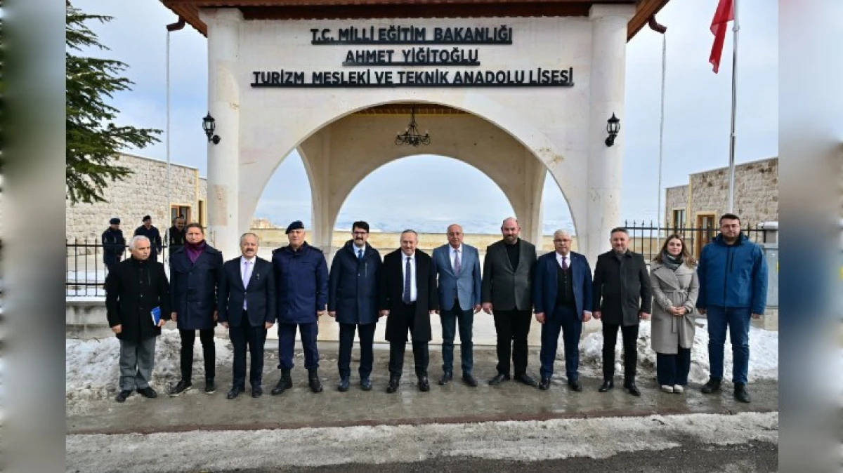 VALİ FİDAN A&Ccedil;ILIŞI YAPILACAK OKULU ZİYARET ETTİ 