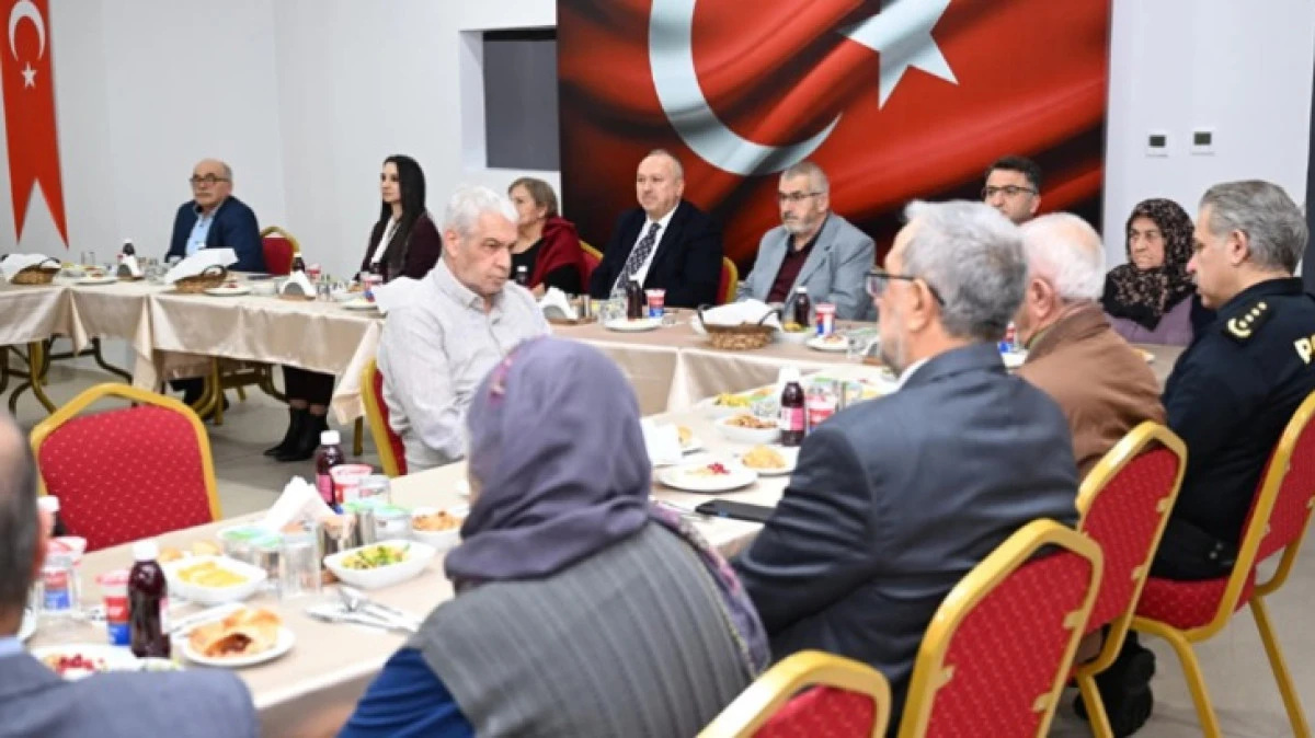 VALİ FİDAN İFTARINI HUZUREVİ SAKİNLERİ İLE YAPTI 