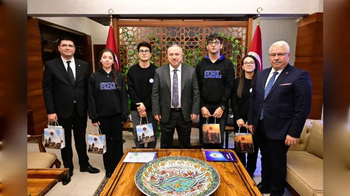 VALİ FİDAN &Ouml;ĞRENCİLERİ &Ouml;D&Uuml;LLENDİRDİ 