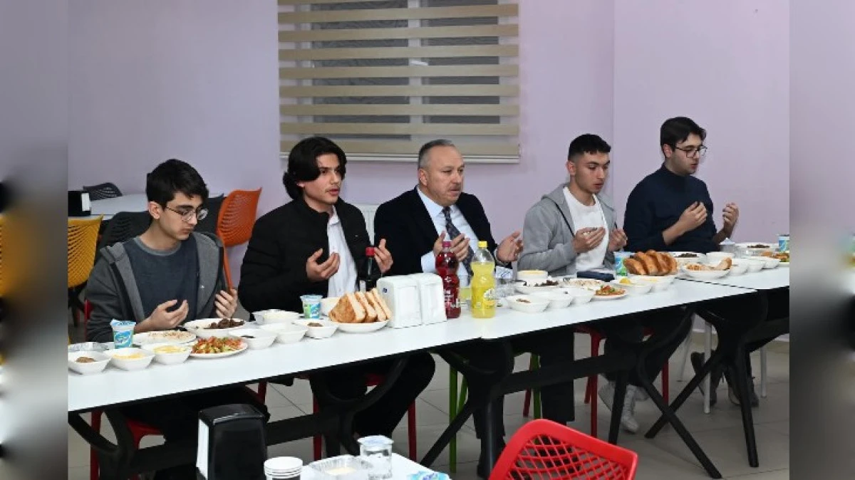 VALİ FİDAN &Ouml;ĞRENCİLERLE İFTAR YAPTI 