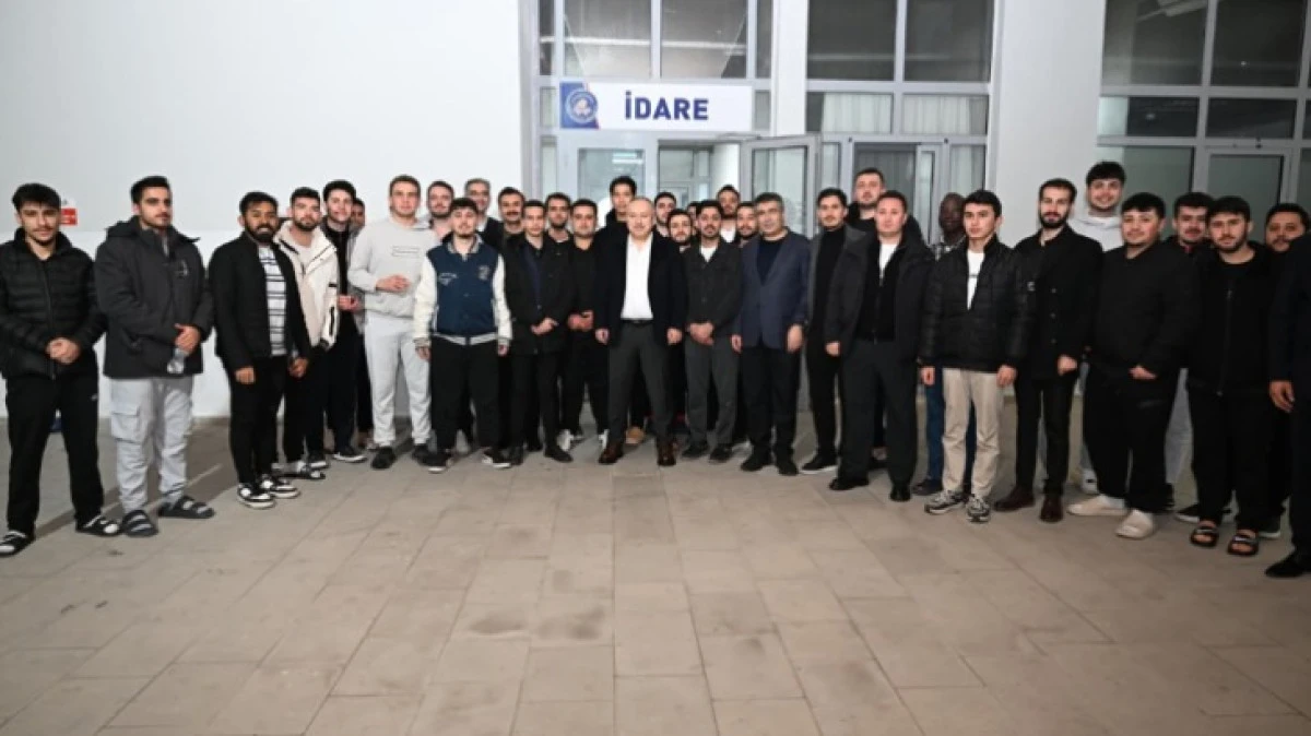 VALİ FİDAN &Uuml;NİVERSİTELİLERLE SAHUR YAPTI 