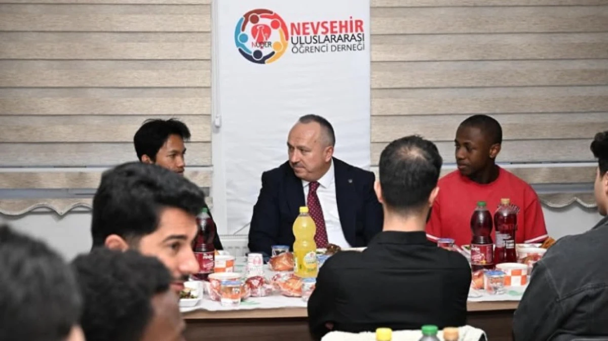 VALİ FİDAN YABANCI &Ouml;ĞRENCİLERLE İFTARDA BULUŞTU 