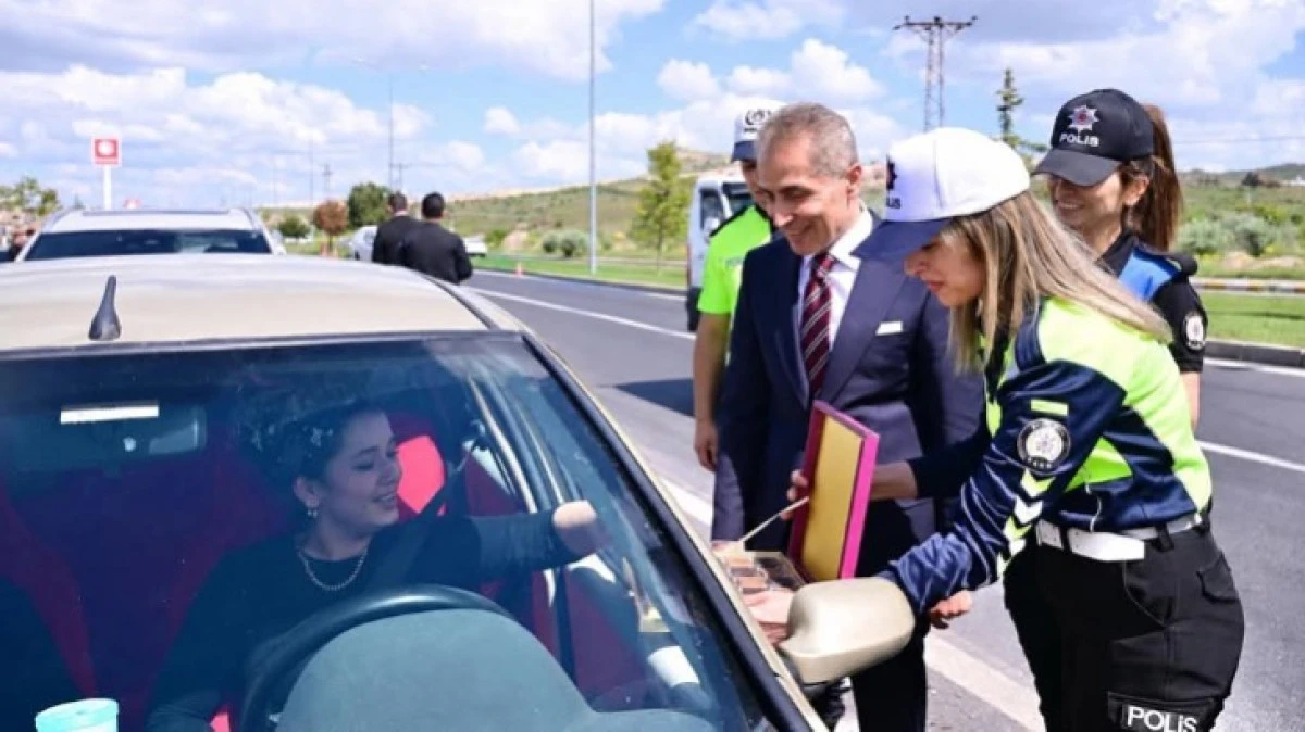 VALİ K&Ouml;K, YOLCULUK YAPAN VATANDAŞLARA BAYRAM ŞEKERİ İKRAM ETTİ