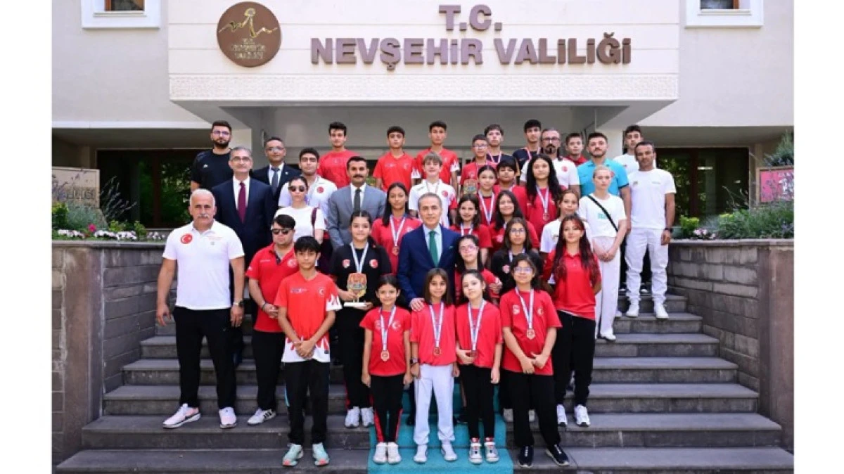 VALİ K&Ouml;K'&Uuml; BAŞARILI SPORCULAR ZİYARET ETTİ 