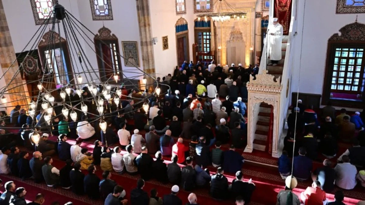 VATANDAŞLAR BAYRAM NAMAZI İ&Ccedil;İN CAMİLERE AKIN ETTİ